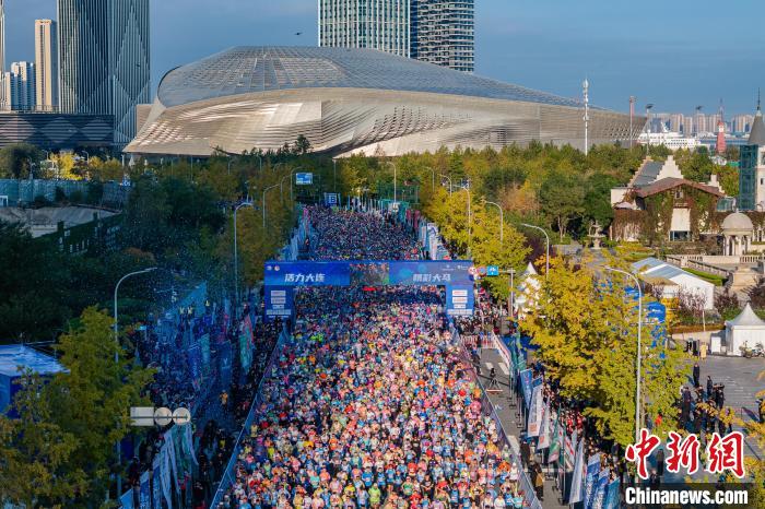 第34届大连国际马拉松中国选手包揽男子组与女子