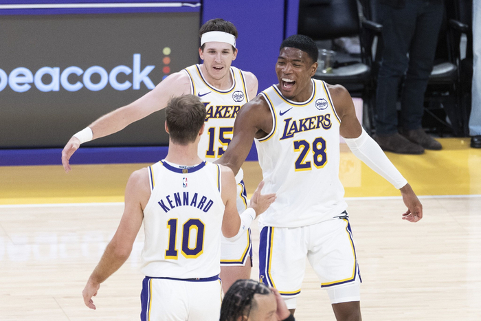 火箭队对阵湖人队：伤病影响下的战术博弈与胜