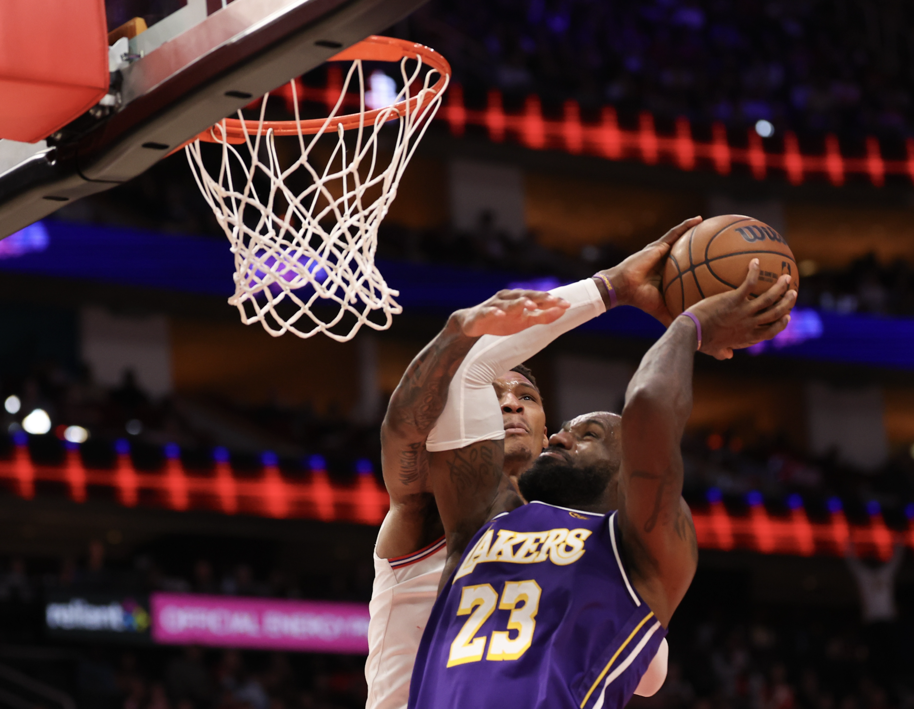 火箭队对阵湖人队：伤病影响下的战术博弈与胜