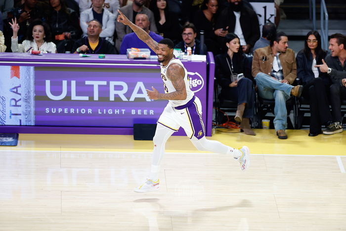 火箭队对阵湖人队：伤病影响下的战术博弈与胜