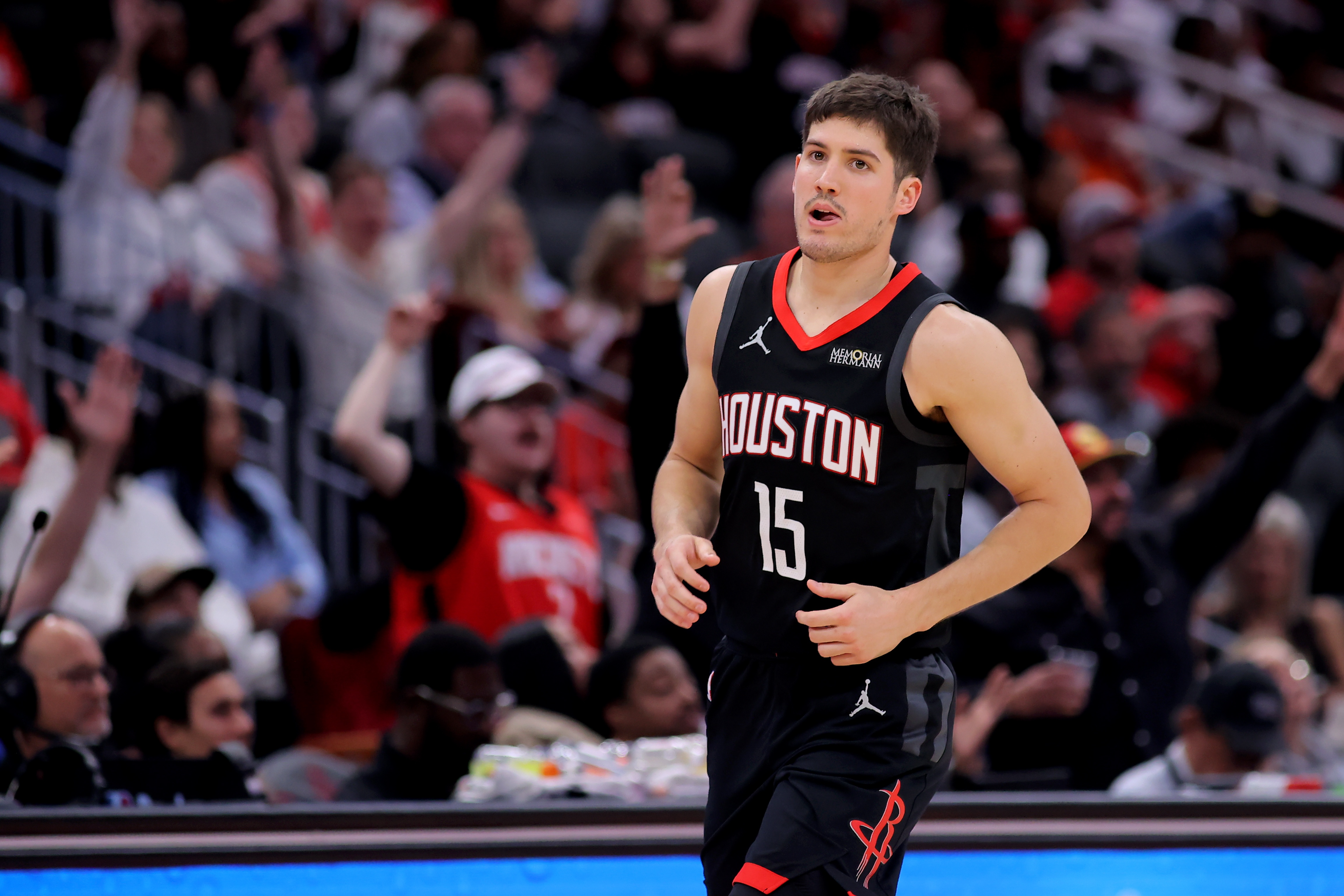 火箭队对阵湖人队：伤病影响下的战术博弈与胜