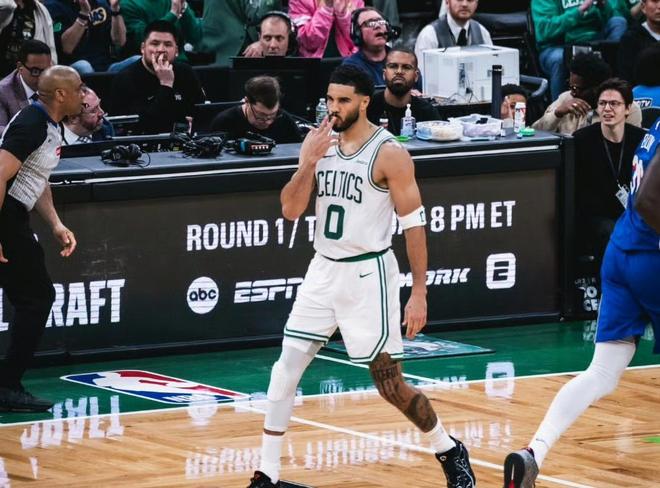 凯尔特人双探花复出率队狂胜32分 系列赛提前告