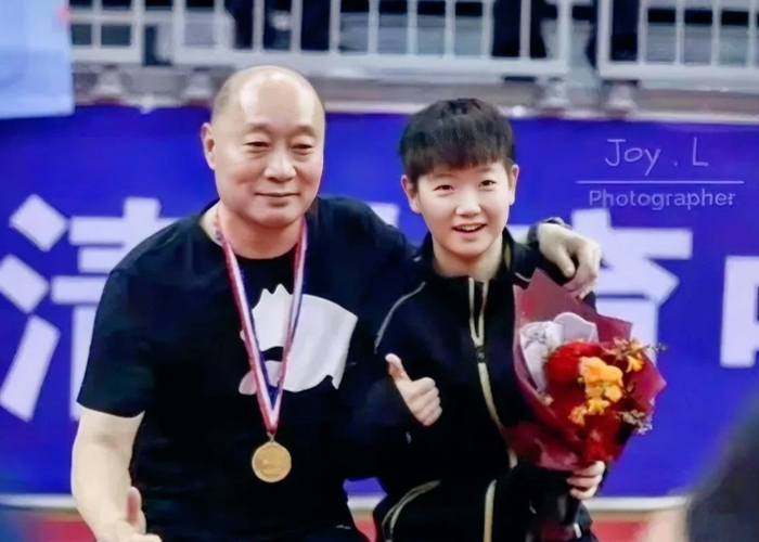 杨广弟现身成都助阵孙颖莎 全力备战伦敦世乒赛